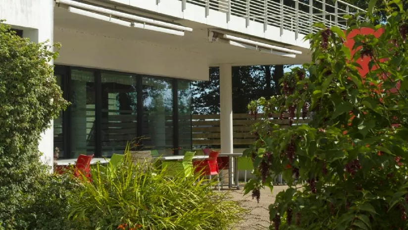 Vue du bâtiment depuis le jardin