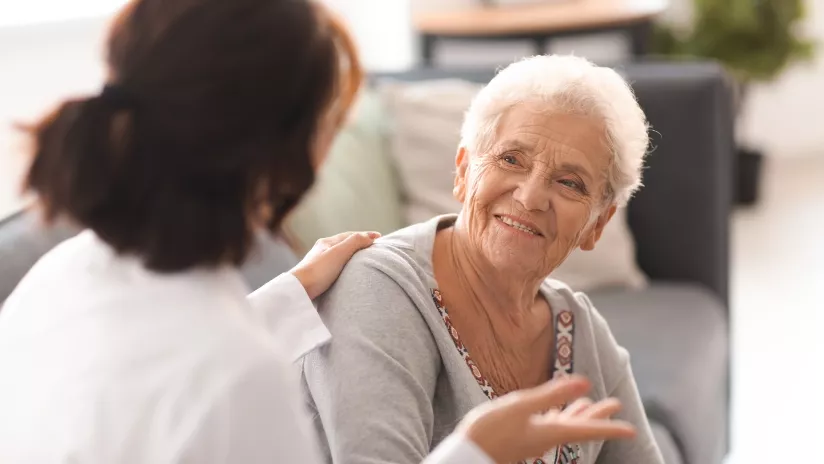 Une docteure parle avec une personne âgée